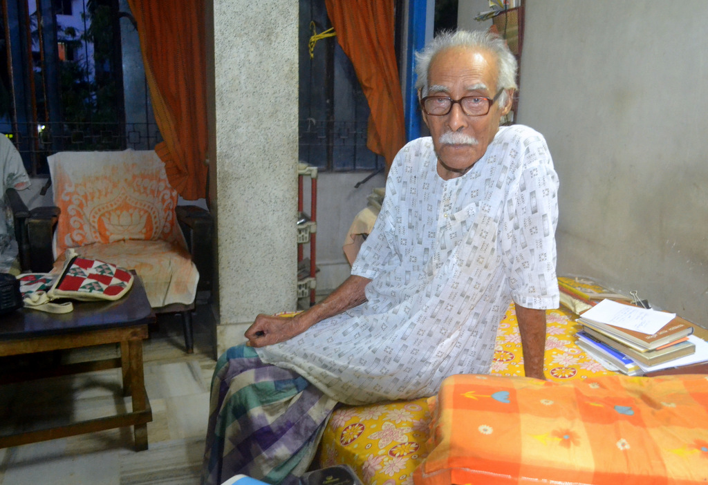 কবি মণীন্দ্র গুপ্ত, তাঁর গড়িয়ার বাড়িতে। ২০১৫ 